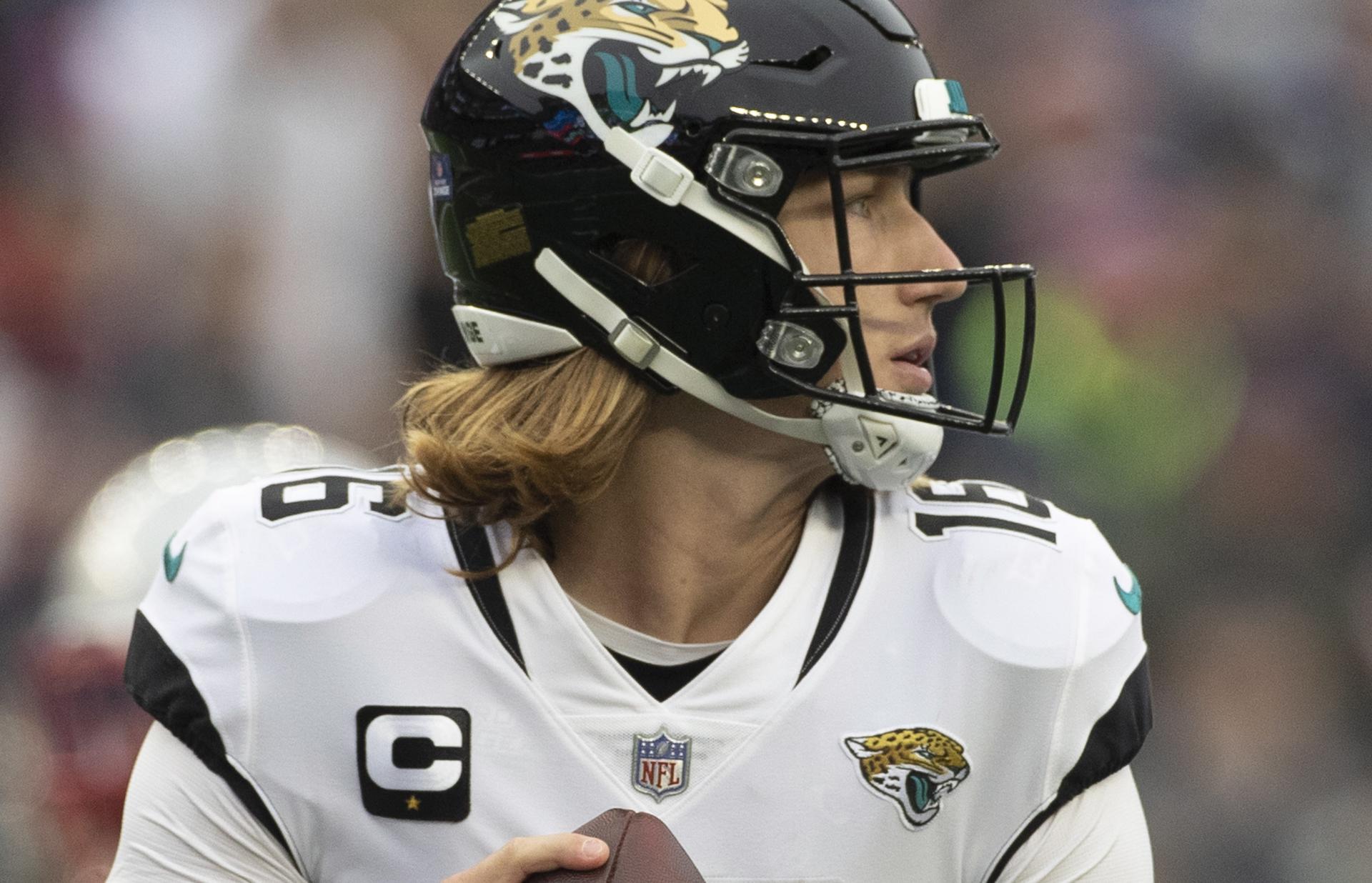 Fotografía de archivo en la que se registró al mariscal de campo de los Jaguars de Jacksonville, Trevor Lawrence, durante un partido de la NFL, en el Gillette Stadium de Foxborough (Massachusetts, EE.UU.). EFE/CJ Gunther