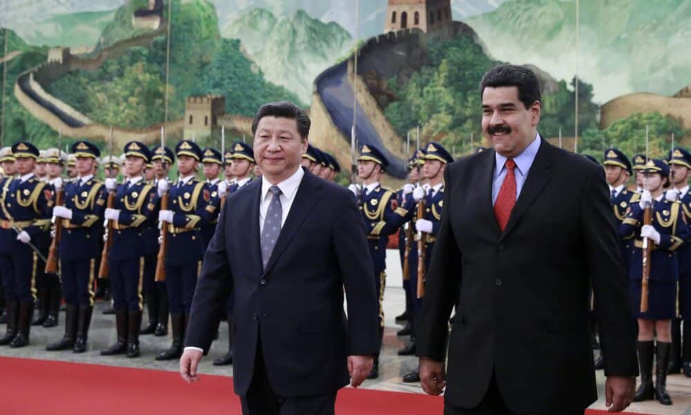 Fotografía de archivo del presidente chino, Xi Jinping (i), y su homólogo venezolano, Nicolás Maduro (d), en Pekín (China). EFE/Andy Wong/Pool