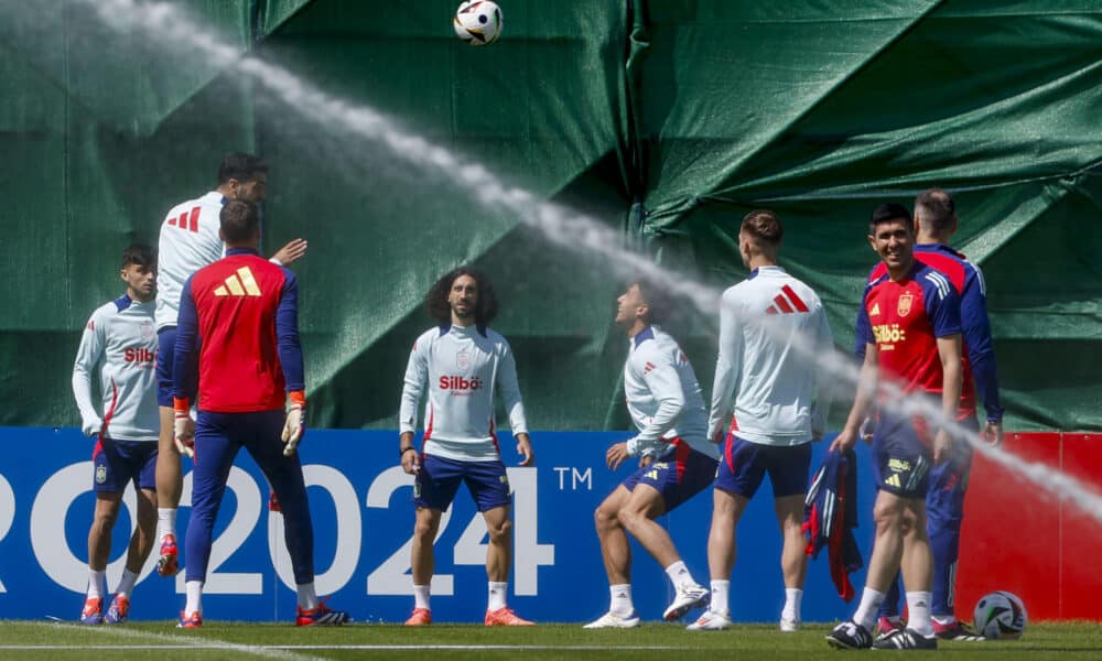 Los jugadores de la selección española durante el entrenamiento celebrado este miércoles en la localidad alemana de Donaueschingen.- EFE/ JJ Guillén