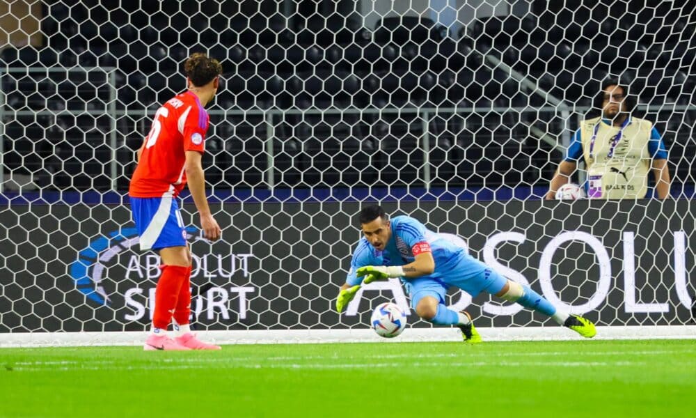 El guardameta chileno Claudio Bravo (d) fue registrado antes de contener un disparo de un atacante peruano, durante un partido de la primera jornada del grupo A de la Copa América, en el estadio AT&T de Arlington (Texas, EE.UU.). EFE/Kevin Jairaj