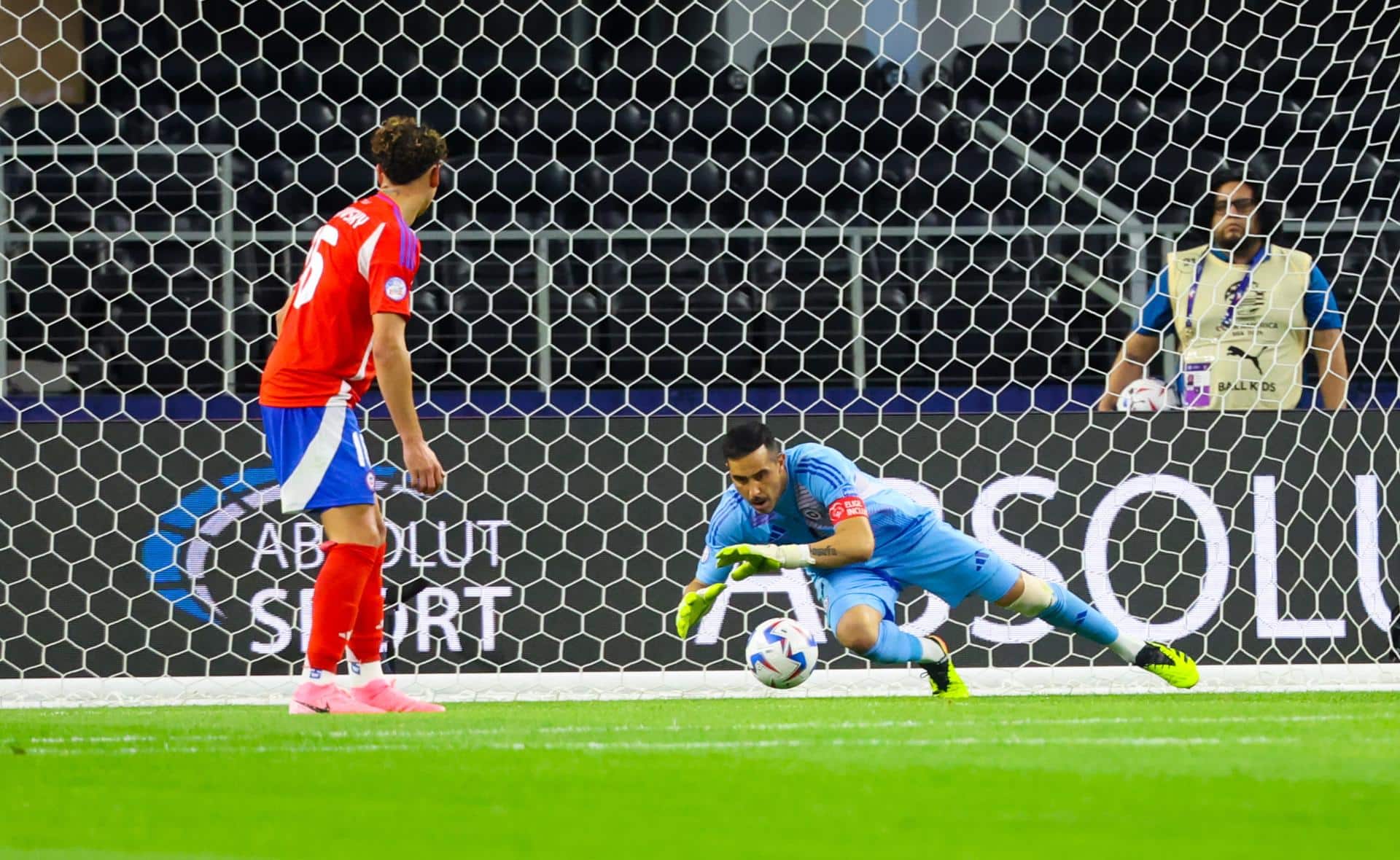 El guardameta chileno Claudio Bravo (d) fue registrado antes de contener un disparo de un atacante peruano, durante un partido de la primera jornada del grupo A de la Copa América, en el estadio AT&T de Arlington (Texas, EE.UU.). EFE/Kevin Jairaj