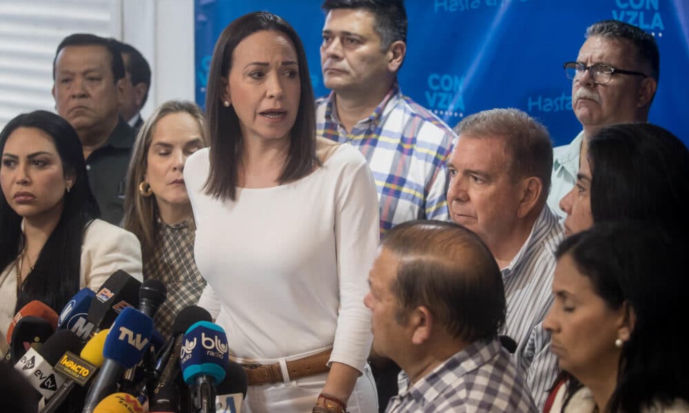 Foto de archivo de la líder opositora María Corina Machado (c) en compañía del candidato Edmundo González. EFE/ Miguel Gutierrez