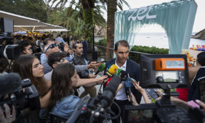 El tenista Rafa Nadal (d), atiende a la prensa en la inauguración hoy jueves de un hotel en Tossa de Mar de la marca ZEL. EFE/David Borrat.