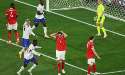 Maximilian Wöber, defensa de la selección austriaca, muestra su decepción tras marcar gol en propia puerta ante Francia. EFE/EPA/GEORGI LICOVSKI