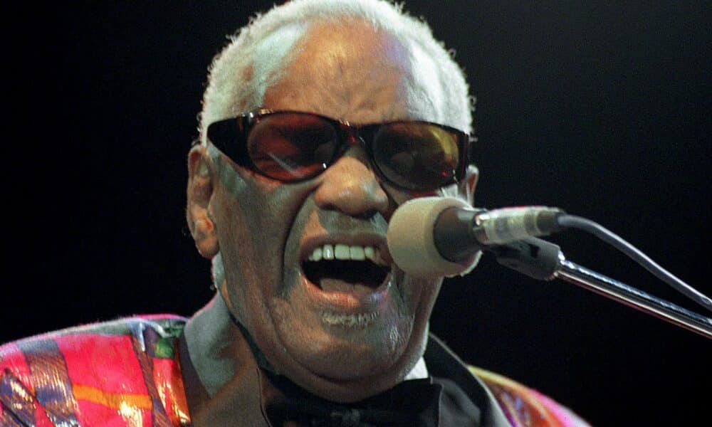 Fotografía de archivo donde aparece el cantante, compositor y pianista estadounidense Ray Charles durante uno de sus conciertos, el 24 de julio de 1997, en España. EFE/ Alberto Martín