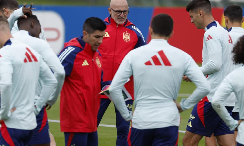 El seleccionador del equipo masculino de fútbol Luis de la Fuente (C) dirige el entrenamiento del equipo en Donaueschingen, Alemania, este martes. EFE/ J.J. Guillén