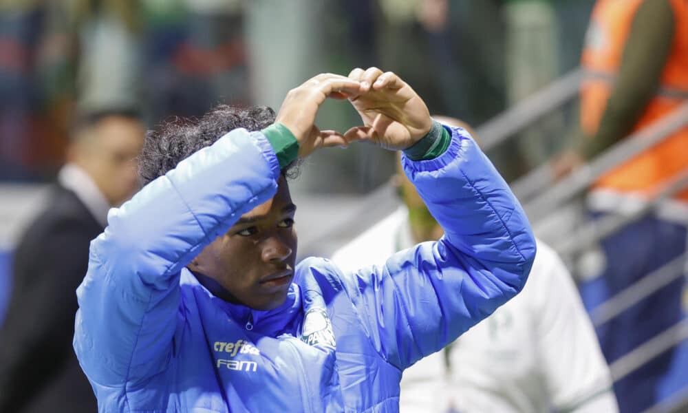 Endrick saluda a la tribuna este jueves en su último partido con Palmeiras. EFE/ Sebastiao Moreira