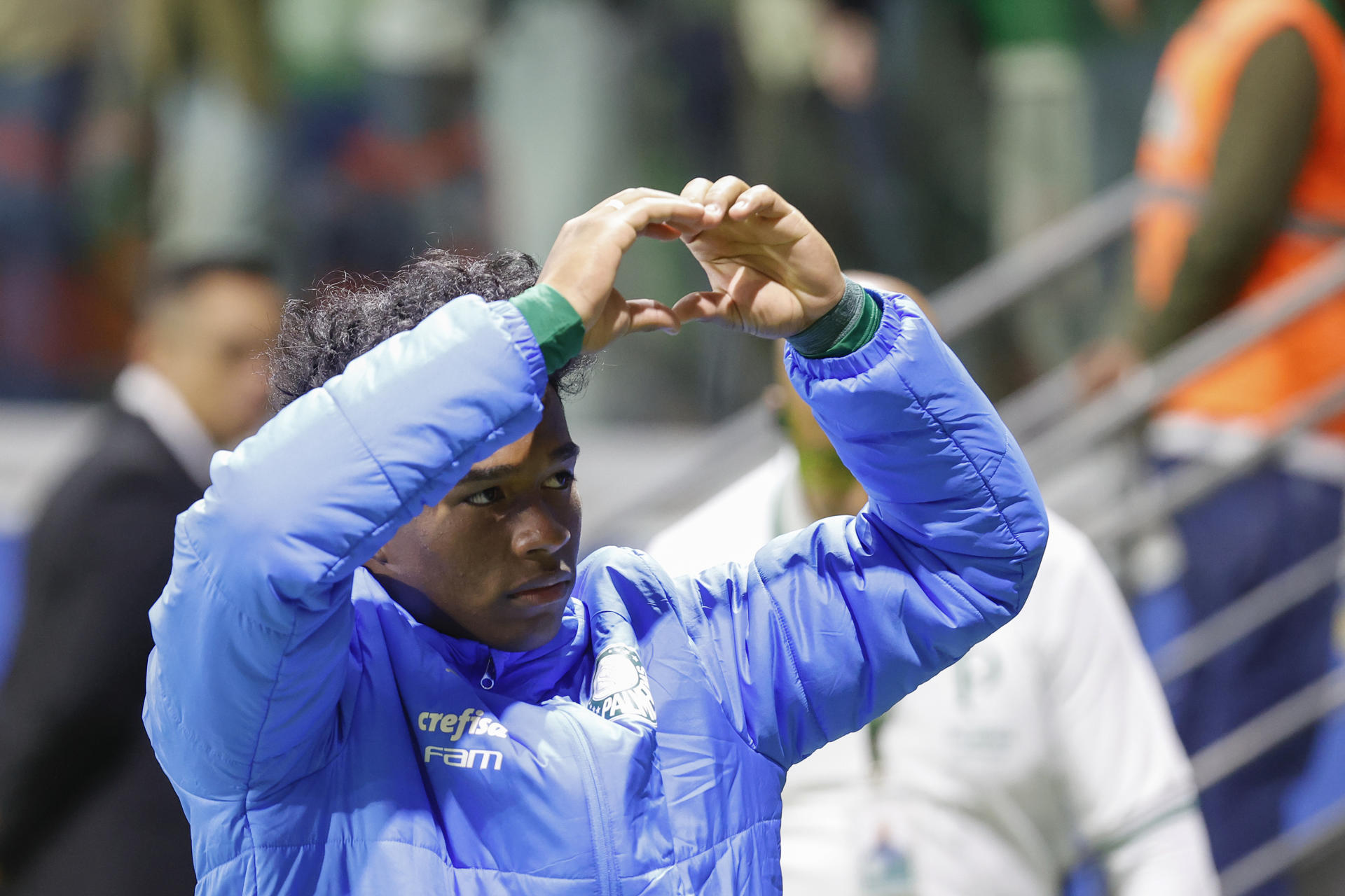 Endrick saluda a la tribuna este jueves en su último partido con Palmeiras. EFE/ Sebastiao Moreira