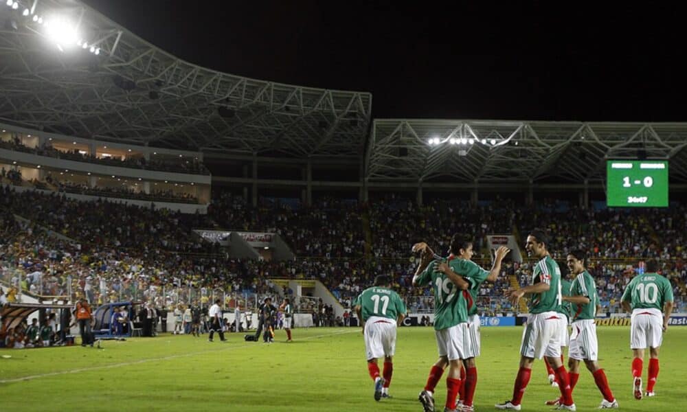 Fotografía de archivo, tomada el 1 de julio de 2007, en la que se registró a jugadores de la selección mexicana de fútbol al celebrar un gol que el delantero Ómar Bravo le anotó a Ecuador, durante un partido de la fase de grupos de la Copa América de ese año, en estadio Monumental de Maturín (Venezuela). EFE/Marcos Delgado