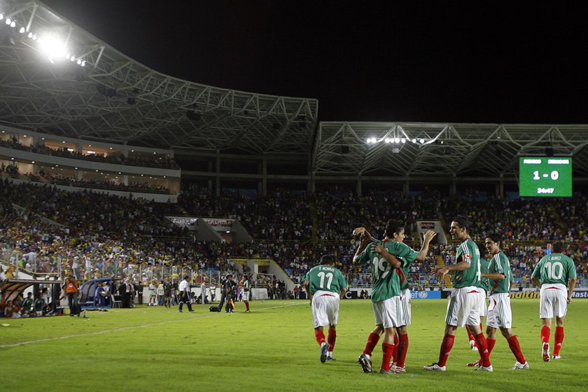 Fotografía de archivo, tomada el 1 de julio de 2007, en la que se registró a jugadores de la selección mexicana de fútbol al celebrar un gol que el delantero Ómar Bravo le anotó a Ecuador, durante un partido de la fase de grupos de la Copa América de ese año, en estadio Monumental de Maturín (Venezuela). EFE/Marcos Delgado