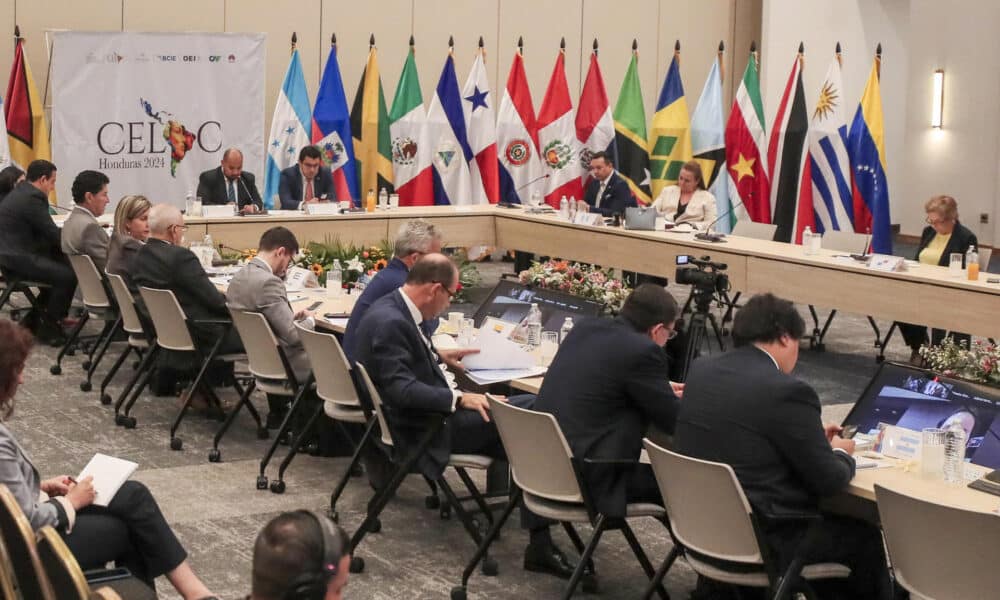 Fotografía de participantes del IV Encuentro de Ministros y Ministras de Educación de la CELAC, que se celebra en la sede del Banco Centroamericano de Integración Económica (BCIE) este viernes en Tegucigalpa (Honduras). EFE/ Gustavo Amador