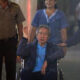 Fotografía de archivo que muestra al expresidente peruano Alberto Fujimori (c), a su salida de la clínica Centenario de Lima (Perú). EFE/Stringer