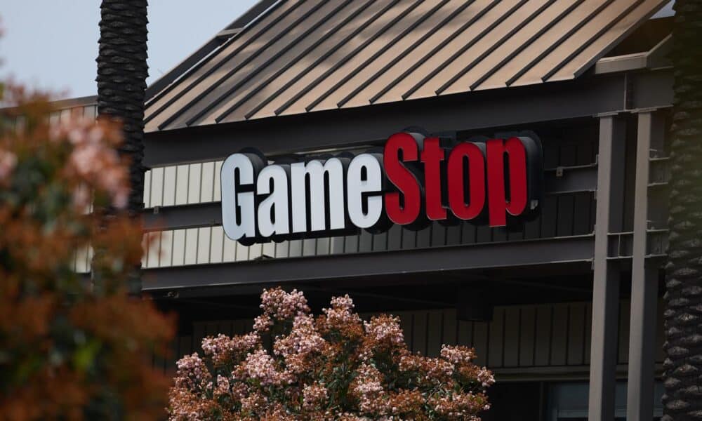 Fotografía de archivo donde se ve un cartel de GameStop en una sucursal en Los Ángeles, California, EE.UU.. EFE/EPA/ALLISON DINNER