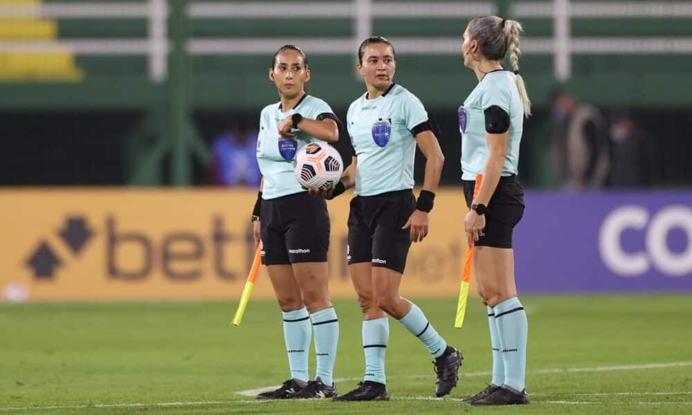 Fotografía de archivo, tomada el 27de mayo de 2021, en la que se registró a las juezas Cindy Nahuelcoy (i), Edina Alves (c) y Neuza Back (d), al final del primer partido en la historia en las que cuatro juezas arbitraron un partido de la Copa Libertadores. EFE/Juan Ignacio Roncoroni