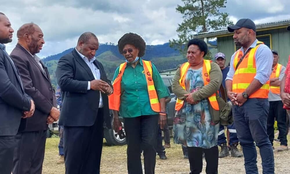 Fotografía de archivo fechada el 31 de mayo de 2024 en donde aparece el primer ministro de Papúa Nueva Guinea, James Marape (3i), quien visitó la zona golpeada hace una semana por una gran avalancha que sepultó un remoto poblado. EFE/Organización Internacional para las Migraciones (OIM)