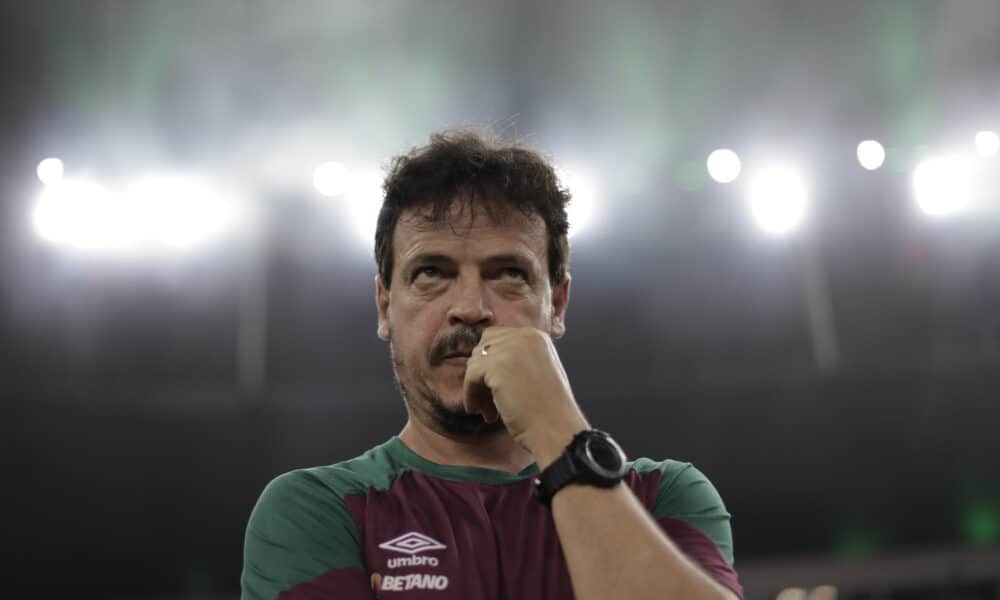 Fotografía de archivo en la que se registró al entrenador del club brasileño de fútbol Fluminense, Fernando Diniz, durante un partido en el estadio Maracaná​​ de Río de Janeiro (Brasil). EFE/ Antonio Lacerda