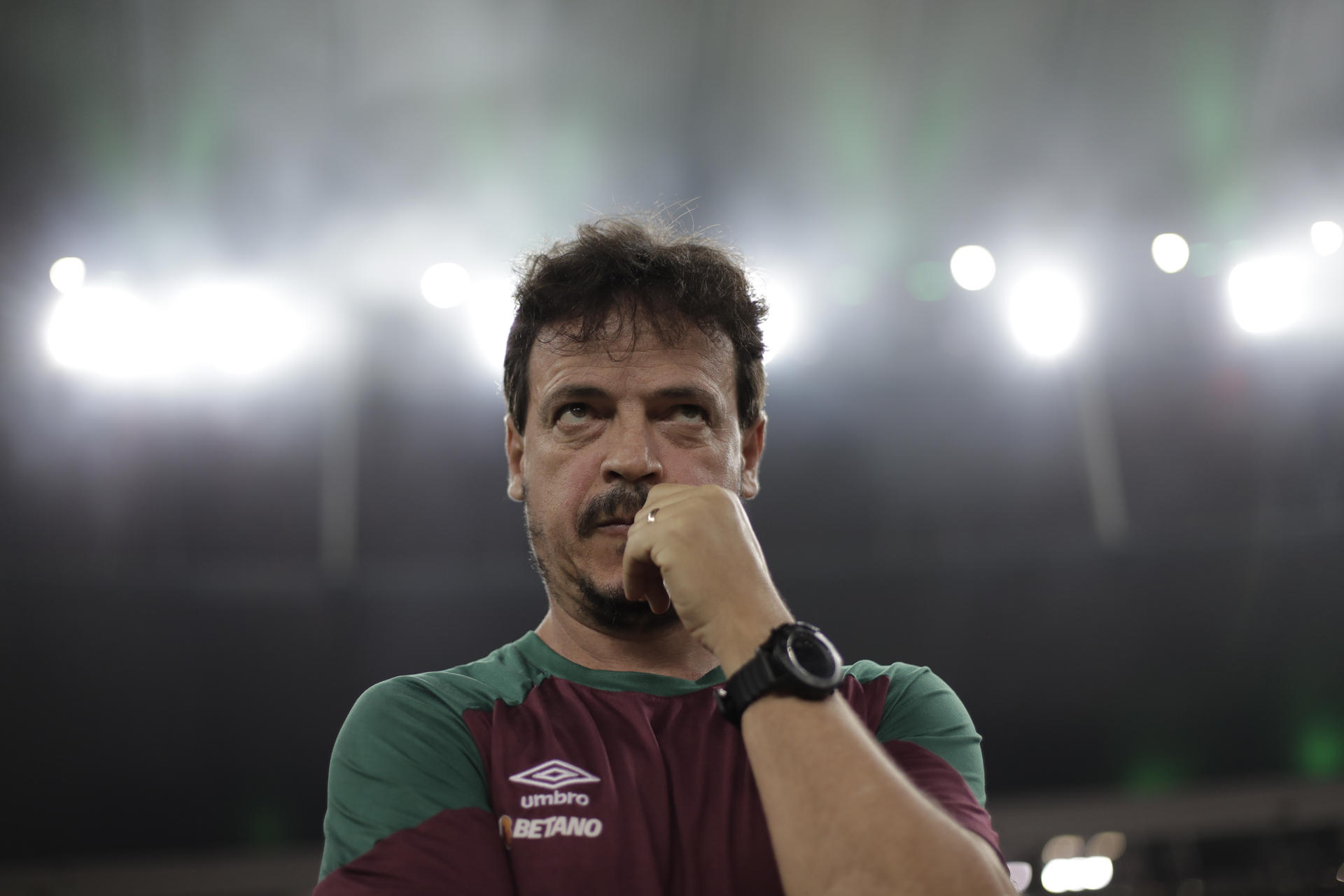 Fotografía de archivo en la que se registró al entrenador del club brasileño de fútbol Fluminense, Fernando Diniz, durante un partido en el estadio Maracaná​​ de Río de Janeiro (Brasil). EFE/ Antonio Lacerda