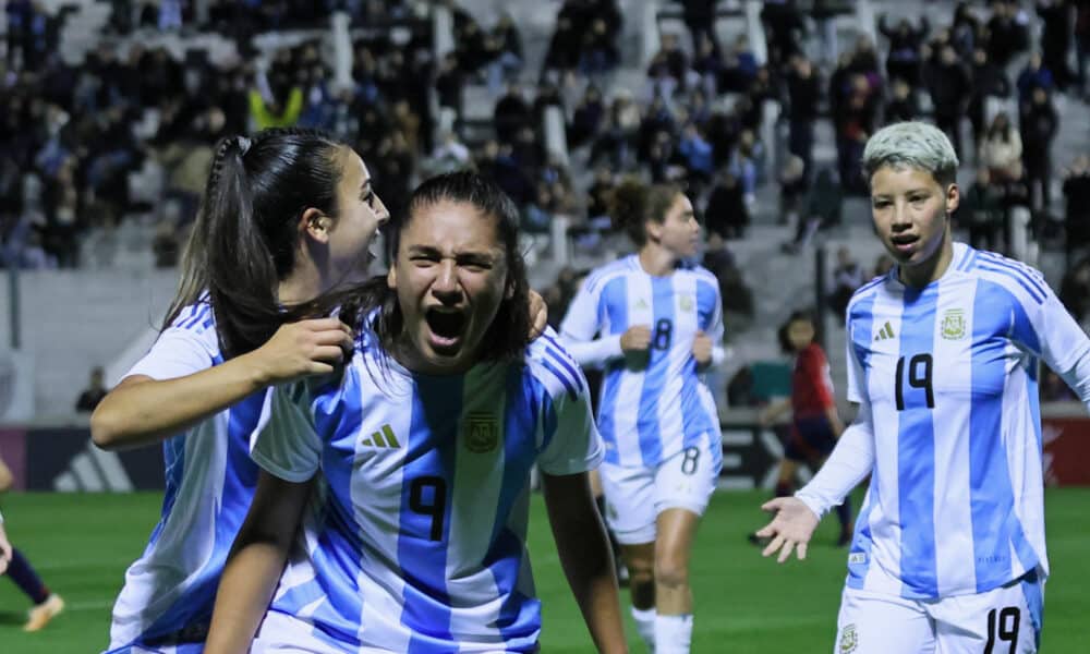 Estefanía Palomar, de Argentina, anotó el segundo gol ante Costa Rica este viernes durante un partido amistoso en el estadio Ciudad de Caseros, en Buenos Aires (Argentina). EFE/ Str