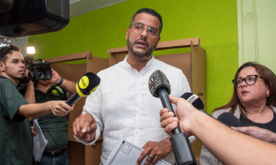 El presidente del Partido Popular Democrático (PPD) y precandidato a la Gobernación, Jesús Manuel Ortiz, habla con la prensa mientras vota en las elecciones primarias del partido este 2 de junio de 2024, en San Juan (Puerto Rico). EFE/ Enid M. Salgado Mercado