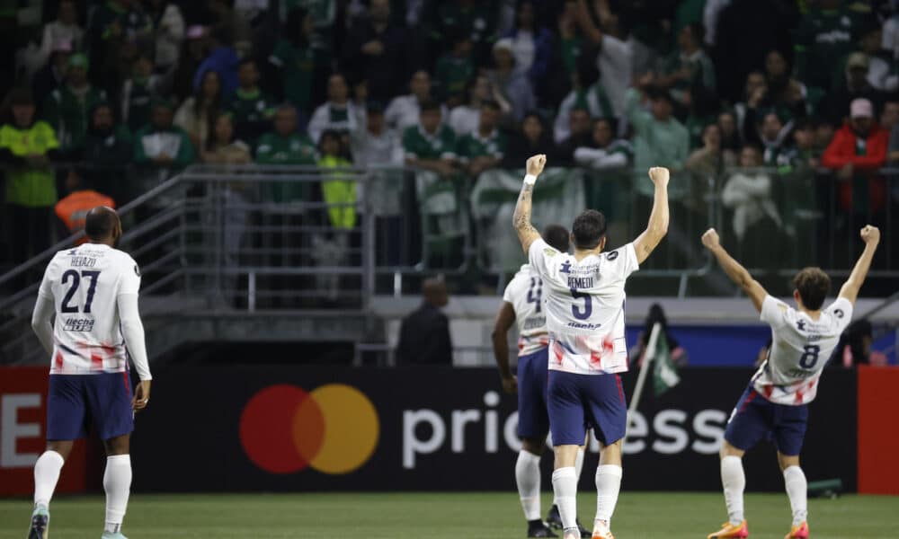 Jugadores del San Lorenzo de Argentina fueron registrados este jueves, 30 de mayo, al celebran su paso a los octavos de final de la Copa Libertadores, tras empatar a domicilio 0-0 con Palmeiras, al final de un partido de la sexta y última jornada del grupo F, en el estadio Allianz Parque de Sao Paulo (Brasil). EFE/Sebastiao Moreira