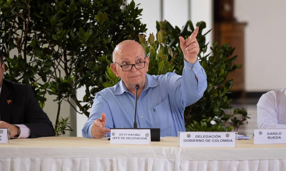 AME6480. CARACAS (VENEZUELA), 04/09/2023.- El jefe de la delegación del Gobierno de Colombia Otty Patiño habla durante en el cierre del cuarto ciclo de diálogos de paz entre el Gobierno de Colombia y el Ejercito de Liberación Nacional (ELN), hoy en la Casona Aquiles Nazoa de Caracas (Venezuela). Las delegaciones del Gobierno colombiano y de la guerrilla del Ejército de Liberación Nacional (ELN) cerraron este lunes el cuarto ciclo de negociaciones de paz en Caracas, con la aprobación de acciones humanitarias para dos "zonas de crisis" en las que la población atraviesa una "grave afectación" por el conflicto. EFE/ Rayner Peña R