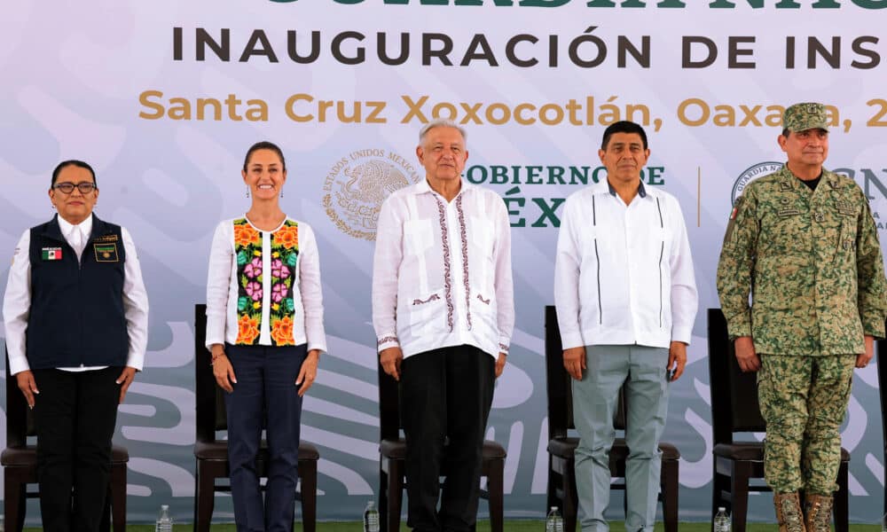 Fotografía cedida por la Presidencia de México, que muestra al mandatario mexicano Andrés Manuel López Obrador (c), junto a la presidenta electa de México, Claudia Sheinbaum (2-i), la secretaria de Seguridad y Protección Ciudadana Rosa Icela Rodríguez (i), el gobernador del estado de Oaxaca Salomón Jara (2-d) y el secretario de la Defensa Nacional Luis Cresencio Sandoval, este domingo durante un acto protocolario en Santa Cruz Xoxocotlán, Oaxaca (México). EFE/ Presidencia de México /SOLO USO EDITORIAL/SOLO DISPONIBLE PARA ILUSTRAR LA NOTICIA QUE ACOMPAÑA (CRÉDITO OBLIGATORIO)