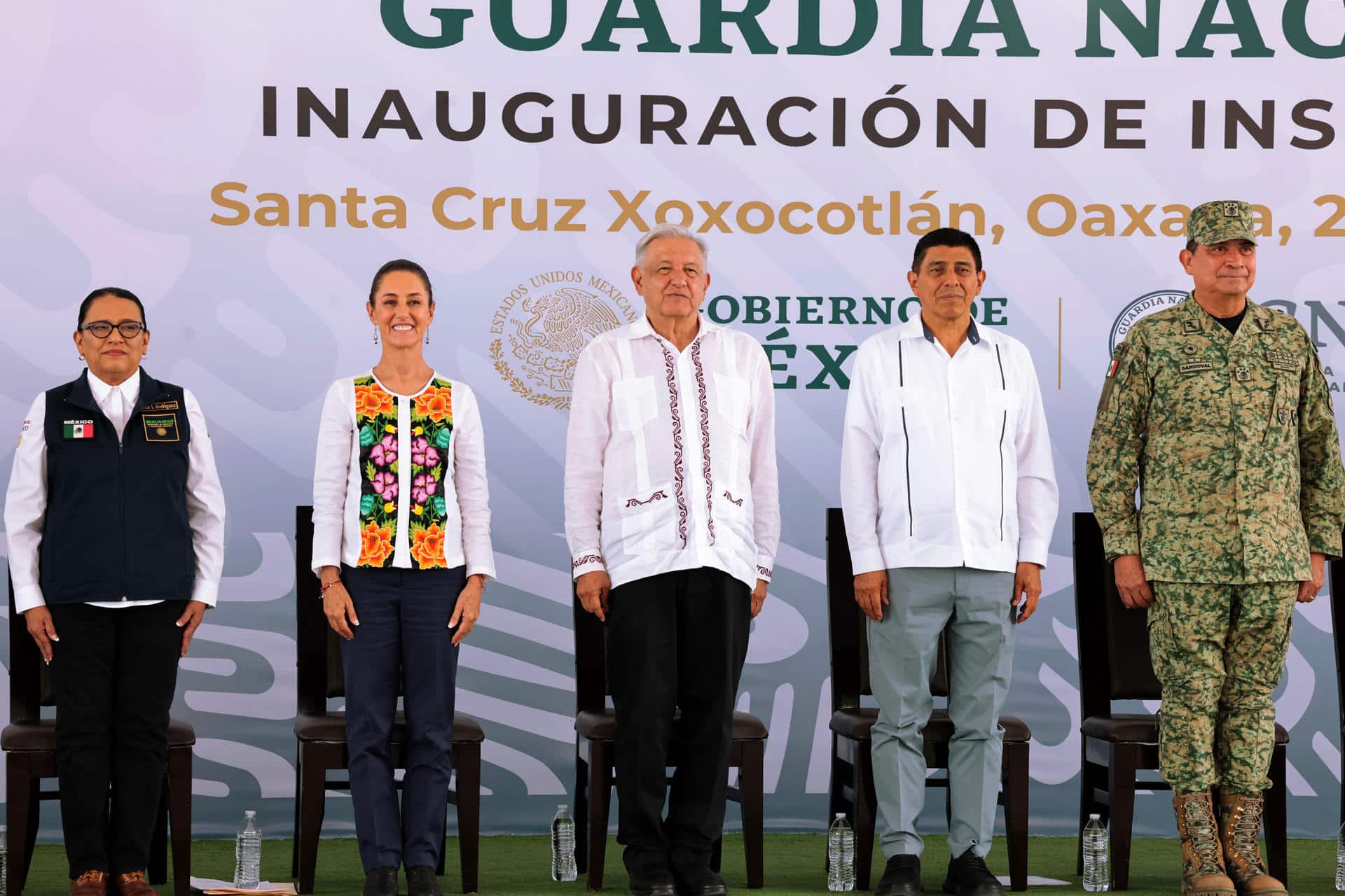 Fotografía cedida por la Presidencia de México, que muestra al mandatario mexicano Andrés Manuel López Obrador (c), junto a la presidenta electa de México, Claudia Sheinbaum (2-i), la secretaria de Seguridad y Protección Ciudadana Rosa Icela Rodríguez (i), el gobernador del estado de Oaxaca Salomón Jara (2-d) y el secretario de la Defensa Nacional Luis Cresencio Sandoval, este domingo durante un acto protocolario en Santa Cruz Xoxocotlán, Oaxaca (México). EFE/ Presidencia de México /SOLO USO EDITORIAL/SOLO DISPONIBLE PARA ILUSTRAR LA NOTICIA QUE ACOMPAÑA (CRÉDITO OBLIGATORIO)