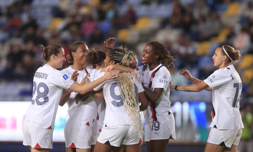 Jugadoras de Milan fueron registradas este sábado, 15 de junio, al celebrar un gol que le anotaron a Pachuca, durante un partido amistoso de la gira Her Nations Tour, en el estadio Hidalgo de la ciudad de Pachuca (Hidalgo, México). EFE/David Martínez