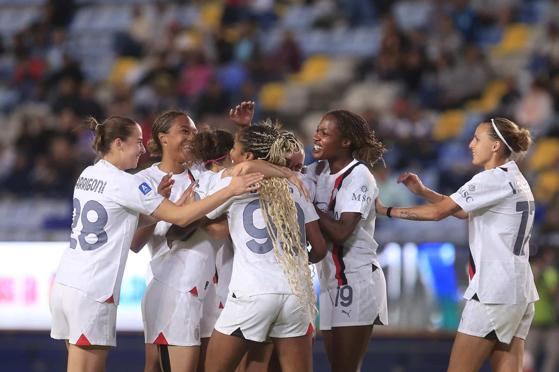 Jugadoras de Milan fueron registradas este sábado, 15 de junio, al celebrar un gol que le anotaron a Pachuca, durante un partido amistoso de la gira Her Nations Tour, en el estadio Hidalgo de la ciudad de Pachuca (Hidalgo, México). EFE/David Martínez