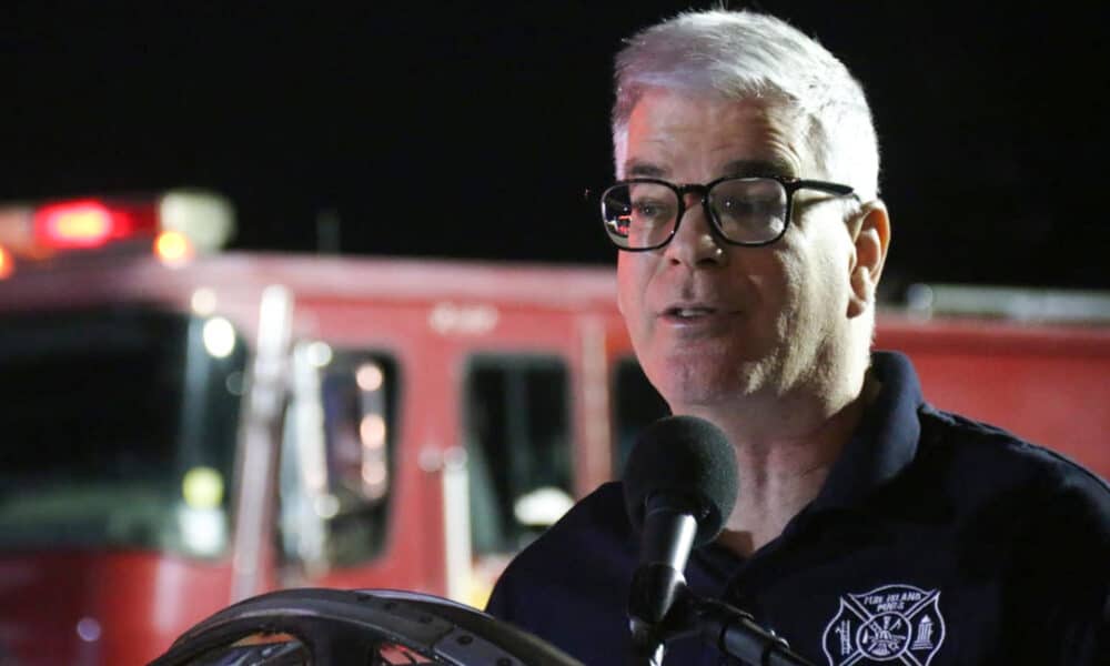 El embajador de Estados Unidos en Paraguay, Marc Ostfield, habla durante la entrega de dos carros hidrantes de bomberos y de equipos de protección personal donados por la Guardia Nacional del estado de Massachusetts a las Fuerzas Militares de Paraguay, este viernes en Asunción (Paraguay). EFE/ Nina Osorio