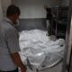 Dos palestinos miran los cadáveres envueltos en bolsas de plástico en la morgue del Hospital Europeo tras un ataque aéreo israelí en Jan Yunis, en el sur de la Franja de Gaza, el 6 de junio de 2024. EFE/EPA/HAITHAM IMAD