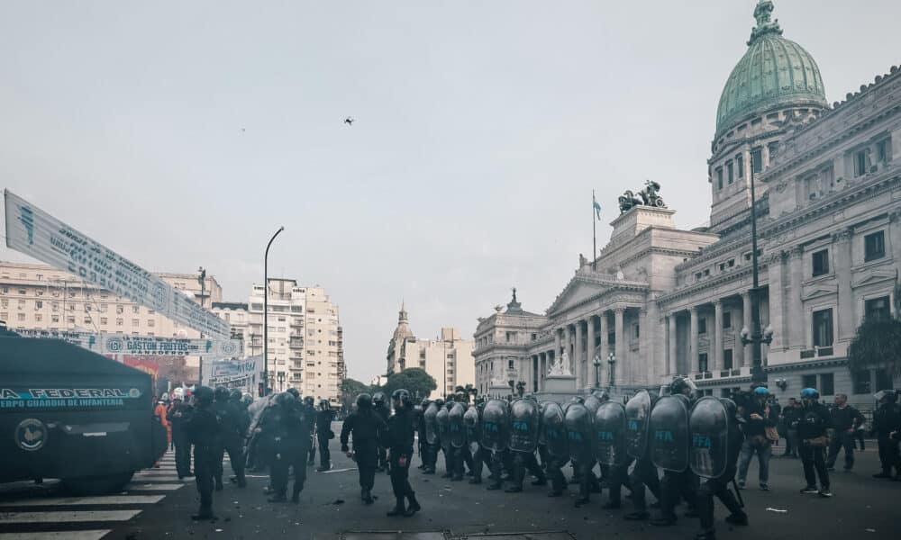 Policías intentan proteger de los manifestantes el Senado argentino, donde se aprobó la noche de este miércoles la esperada ley Bases, el ambicioso proyecto legislativo del Gobierno de Javier Milei, que establece el marco legal para la transformación profunda del modelo económico y social de Argentina, en Buenos Aires (Argentina). EFE/ Juan Ignacio Roncoroni