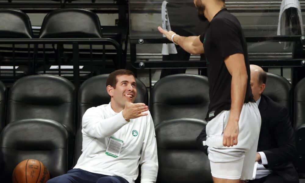 Brad Stevens (iz) y el jugador Jason Tatum se saludan en un foto de archivo. EFE/EPA/JASON SZENES