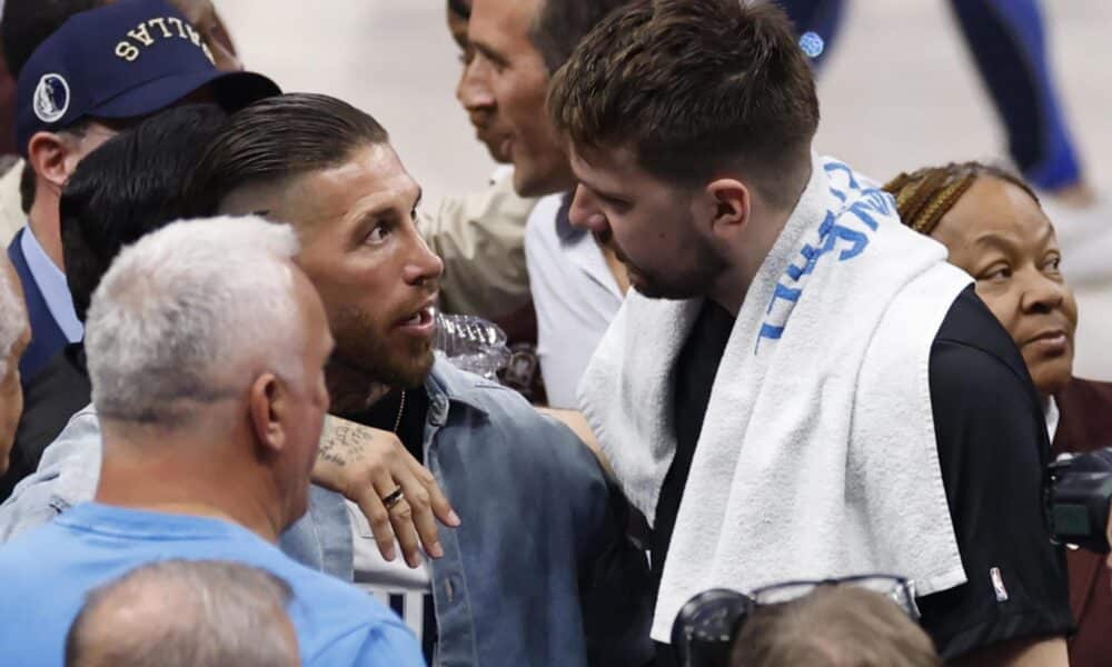 Sergio Ramos Garcia (3-i), defensa del club español de fútbol Sevilla y leyenda con el Real Madrid y la selección española, fue registrado este viernes, 14 de junio, al dialogar con el esloveno Luka Doncic, base estrella de los Mavericks de Dallas, al final del cuarto partido de las Finales de la NBA, en el coliseo American Airlines Center de Dallas (Texas, EE.UU.). EFE/Adam Davis