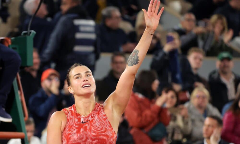 La tenista bielorrusa Aryna Sabalenka celebra la victoria tras ganar su partido de tercera ronda contra la española Paula Badosa durante el torneo de tenis Grand Slam del Abierto de Francia en Roland Garros en París, Francia. EFE/EPA/TERESA SUÁREZ