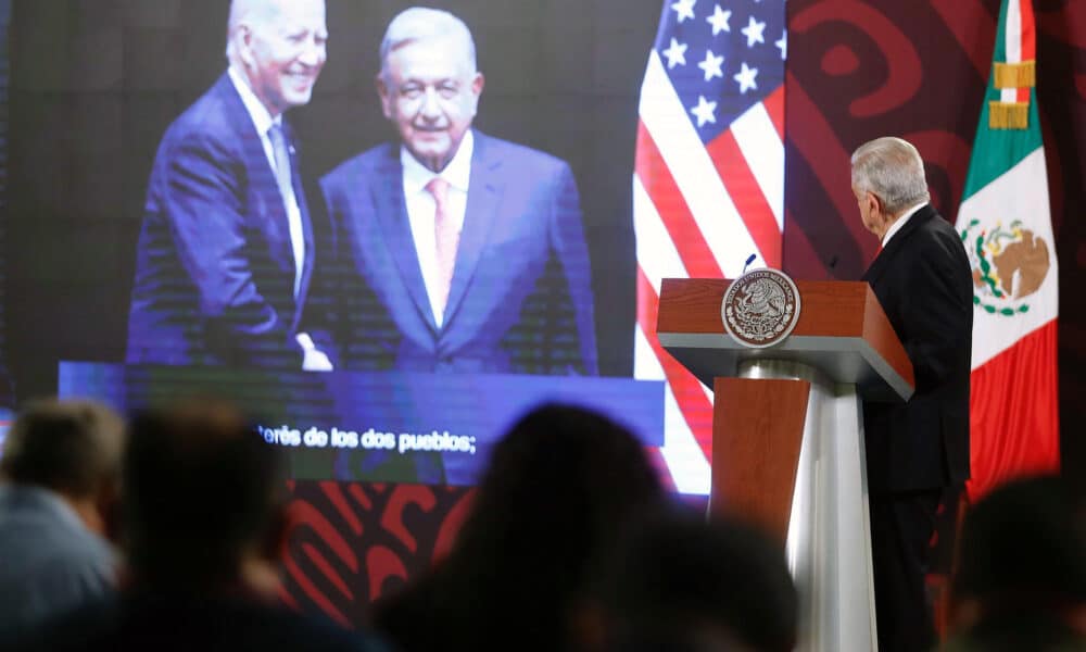 Imagen de archivo del presidente de México, Andrés Manuel López Obrador, quien observa una imagen proyectada de sí mismo junto al presidente estadounidense, Joe Biden, durante su rueda de prensa matutina, en el Palacio Nacional en la Ciudad de México (México).  EFE/ Sáshenka Gutiérrez