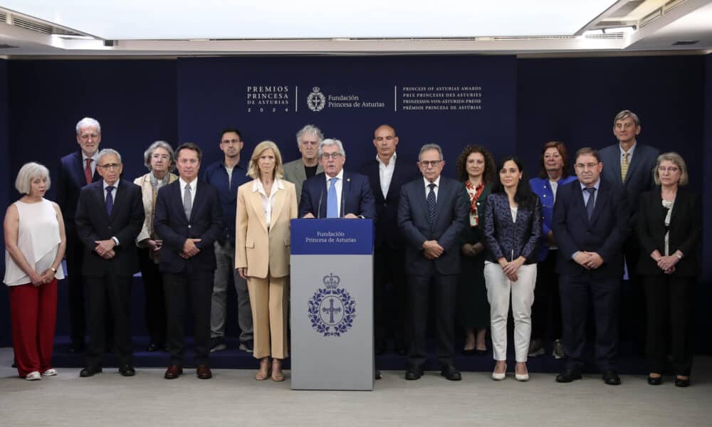 El jurado del Premio Princesa de Asturias de Investigación Científica y Técnica 2024, presidido por Pedro Miguel Echenique (c), durante la lectura del acta del jurado que otorga el galardón de esta edición a los descubrimientos y el desarrollo de nuevos medicamentos que ayudan a controlar la diabetes y a bajar de peso que han llevado a cabo cinco líderes mundiales en el campo de la endocrinología, Daniel J. Drucker, Jeffrey M. Friedman, Joel F. Habener, Jens Juul Holst y Svetlana Mojsov. EFE/J.L.Cereijido.