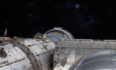 Fotografía cedida por la NASA de una instantánea tomada el día 6 de junio de 2024 desde una ventana donde se muestra en una parte el espacio y la nave espacial Starliner de Boeing atracada en el puerto delantero del módulo Harmony en la Estación Espacial Internacional (EEI). EFE/NASA /SOLO USO EDITORIAL /NO VENTAS /SOLO DISPONIBLE PARA ILUSTRAR LA NOTICIA QUE ACOMPAÑA /CRÉDITO OBLIGATORIO