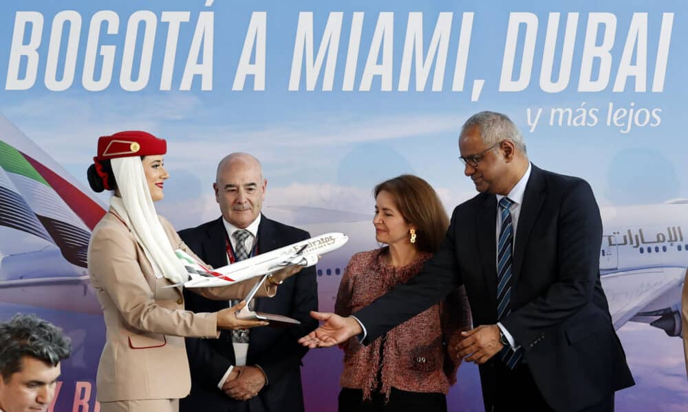 El vicepresidente ejecutivo de Ventas de Pasajes y Gestión de Países de la aerolínea Emirates, Nabil Sultan (d), recibe un avión a escala junto a Sergio París (2i), director Aerocivil, y Natali Leal (2d), directora de OPAIN, este miércoles en el aeropuerto El Dorado en Bogotá (Colombia). EFE/ Mauricio Dueñas Castañeda