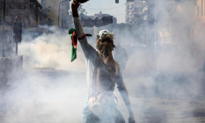 Un joven protesta, en medio de gases lacrimógenos, en Nairobi (Kenia) contra el aumento de los impuestos, el 25 de junio de 2024. EFE/EPA/DANIEL IRUNGU