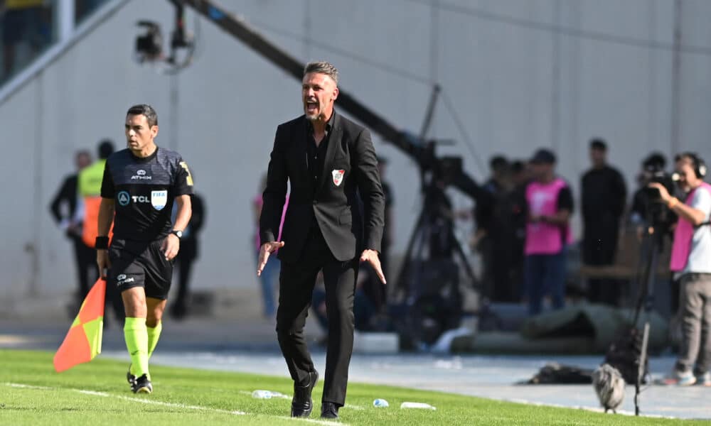 Fotografía de archivo en la que se registró al entrenador del equipo argentino de fútbol River Plate, Martín Demichelis (c), durante un partido, en el estadio Mario Alberto Kempes de Córdoba (Argentina). EFE/Ariel Carreras