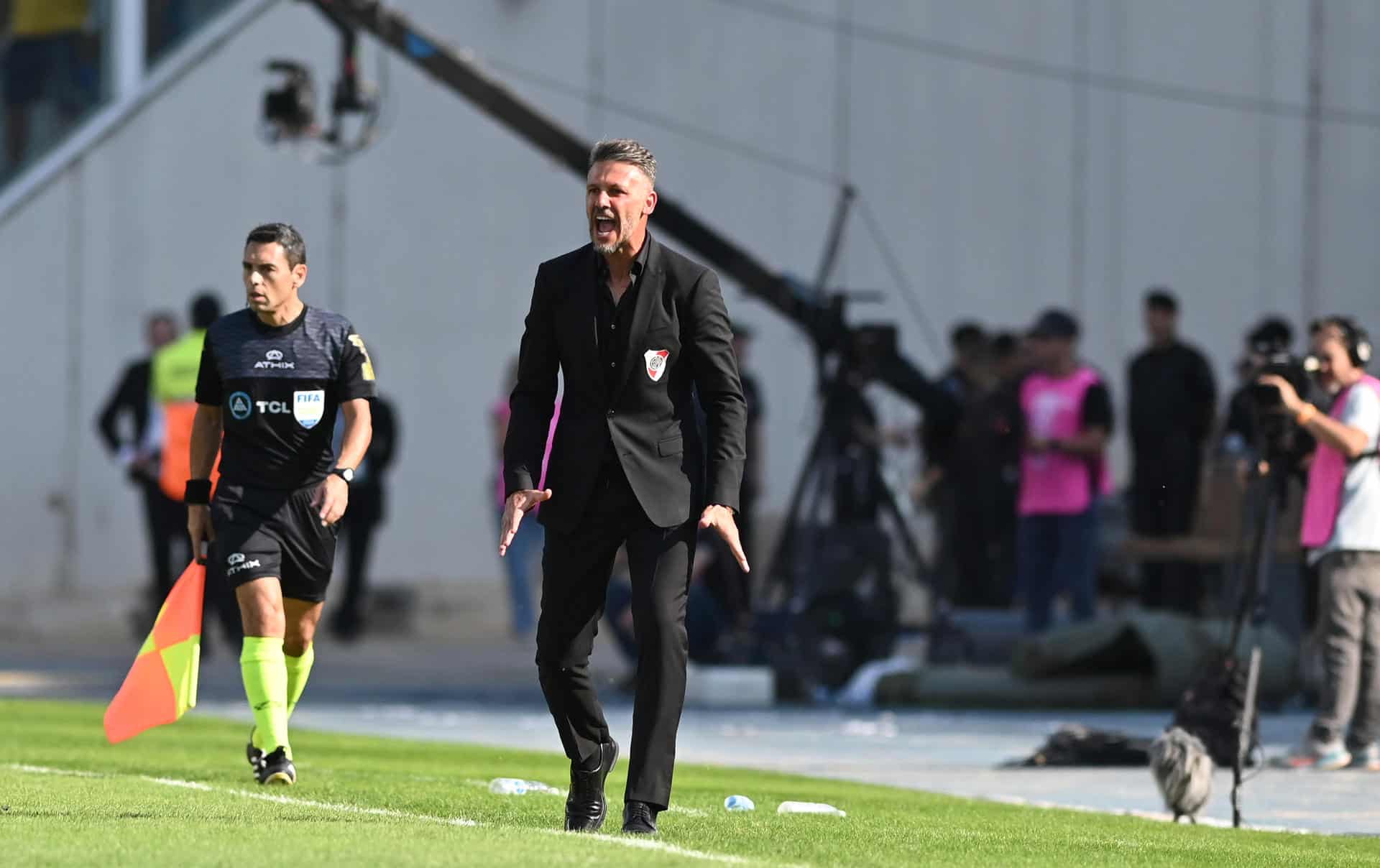 Fotografía de archivo en la que se registró al entrenador del equipo argentino de fútbol River Plate, Martín Demichelis (c), durante un partido, en el estadio Mario Alberto Kempes de Córdoba (Argentina). EFE/Ariel Carreras