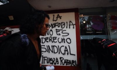 Un encapuchado vandaliza en las oficinas del Sindicato de Trabajadores del Infonavit durante una manifestación este miércoles, en la Ciudad de México (México). EFE/Sáshenka Gutiérrez
