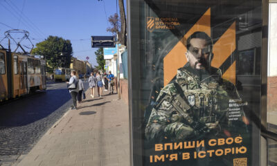 Cartel de reclutamiento para el ejército ucraniano en Leópolis. EFE/ Rostyslav Averchuk