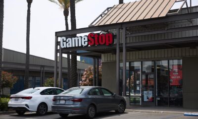 Fotografía de archivo que muestra la entrada a una tienda de GameStop en Los Ángeles (Estados Unidos). EFE/ Allison Dinner