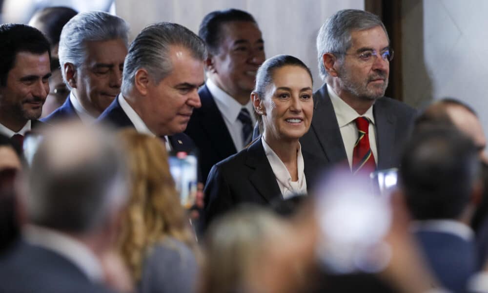 El presidente del Consejo Coordinador Empresarial, Francisco Cervantes (i), camina junto a la presidenta electa de México, Claudia Sheinbaum (c), a su llegada a un encuentro con empresarios este miércoles, en un hotel en la Ciudad de México (México). EFE/ Isaac Esquivel