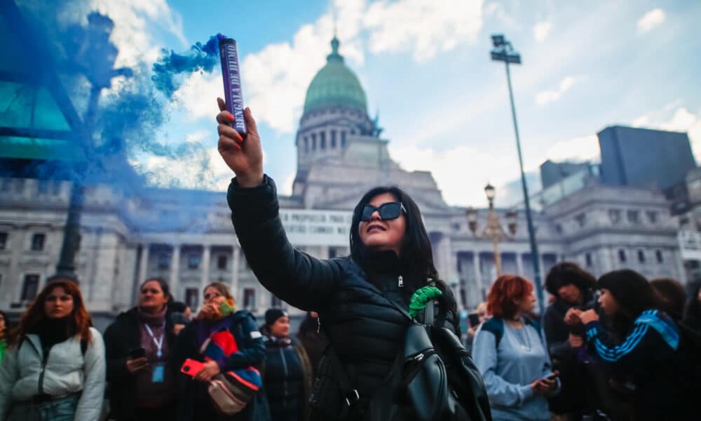 Fotografía de archivo en la que una mujer participa en la marcha 'Ni una menos' cuya actividad central se realizara frente al Congreso Nacional en Buenos Aires (Argentina). EFE/ Juan Ignacio Roncoroni