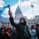 Fotografía de archivo en la que una mujer participa en la marcha 'Ni una menos' cuya actividad central se realizara frente al Congreso Nacional en Buenos Aires (Argentina). EFE/ Juan Ignacio Roncoroni