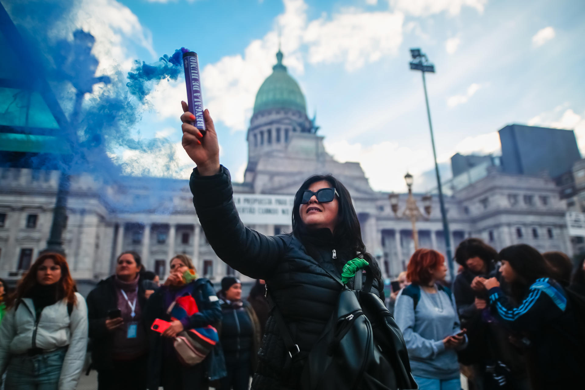 Fotografía de archivo en la que una mujer participa en la marcha 'Ni una menos' cuya actividad central se realizara frente al Congreso Nacional en Buenos Aires (Argentina). EFE/ Juan Ignacio Roncoroni