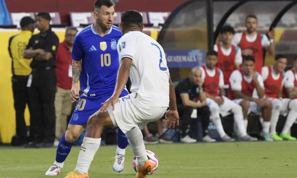 El capitán de Argentina, Lionel Messi, conduce el balón ante la marca de José Ardón, en el triunfo por 4-1 en el amistoso sobre Guatemala en el estadio FedEx Field en Maryland (EEUU). EFE/ Lenin Nolly